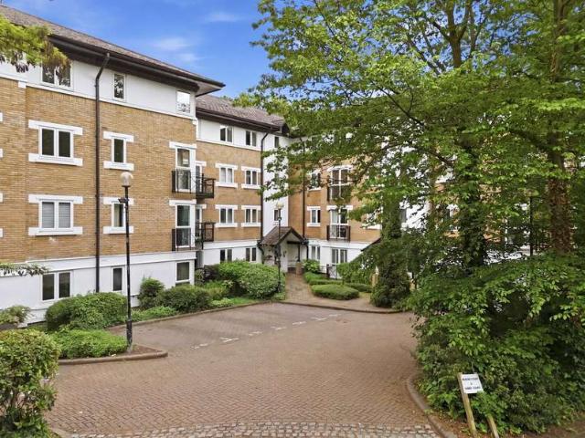 Flat for sale in Snaresbrook, Greater London