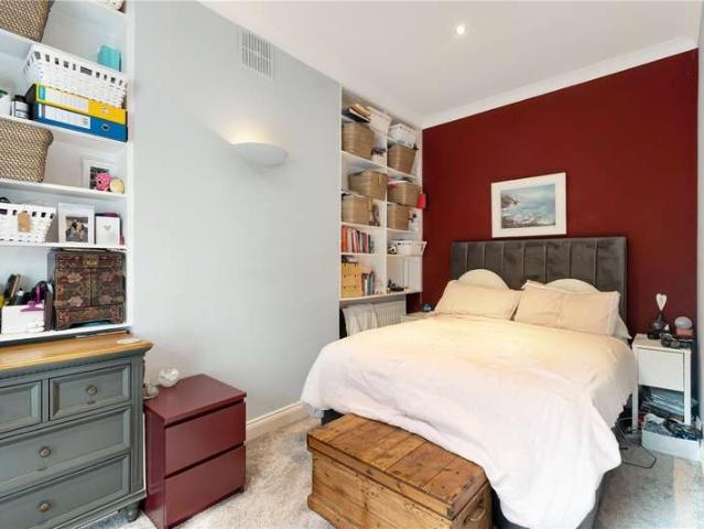 Flat for sale in Nunhead, Greater London
