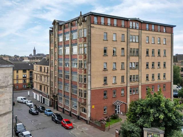 Flat for sale in Woodside, Scotland