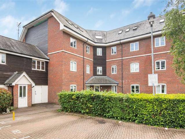Flat for sale in Hunton Bridge, Three Rivers