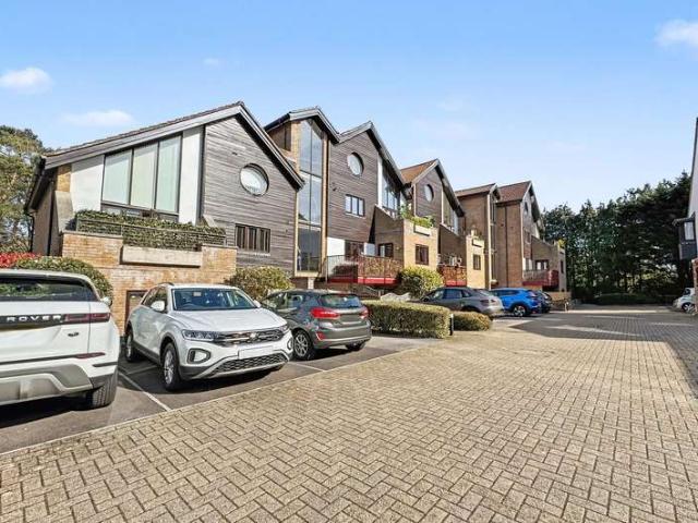 Flat for sale in Tricketts Cross, Ferndown