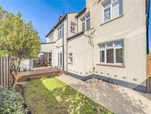 Flat for sale in New Malden, Greater London