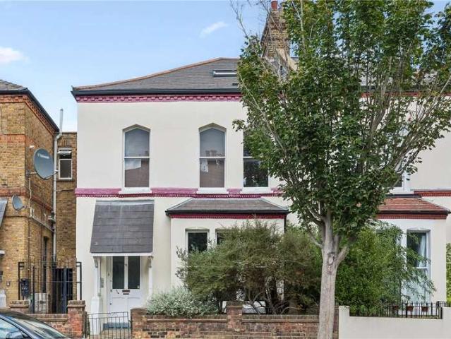 Flat for sale in Brownswood Park, Stoke Newington