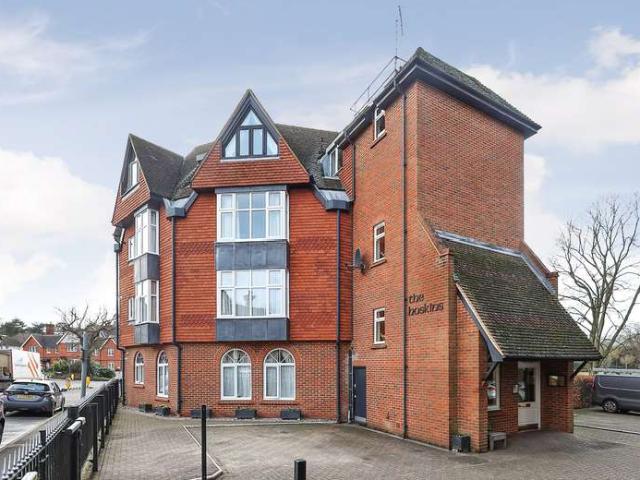 Flat for sale in Oxted, Hillview