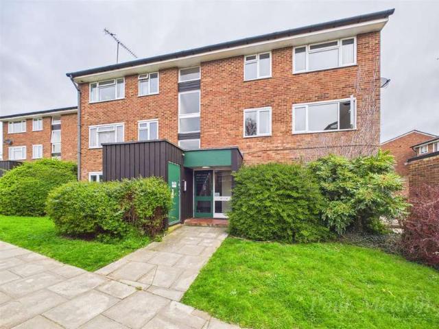 Flat for sale in London Borough of Croydon, Forestdale