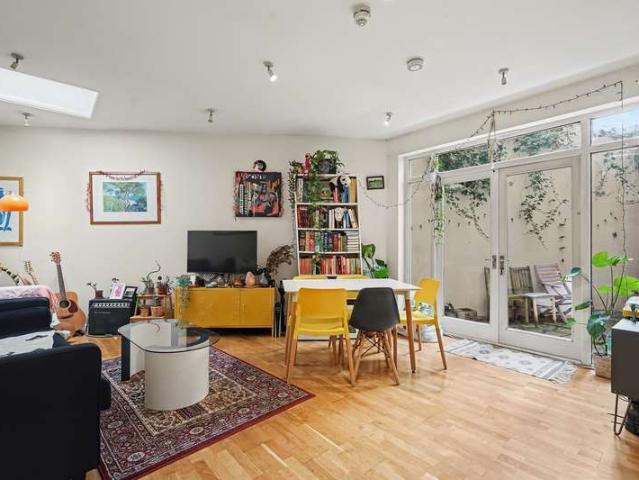 Flat for sale in Stroud Green, Greater London
