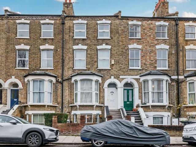 Flat for sale in Stroud Green, Greater London