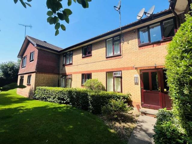 Flat for sale in Woodside, North Watford