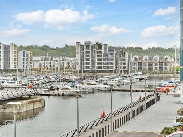 Flat for sale in Brompton, Gillingham