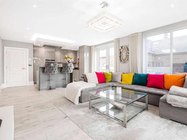 Flat for sale in Cockfosters, Greater London