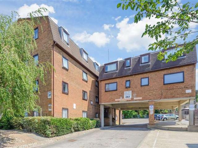 Flat for sale in Brompton, Gillingham