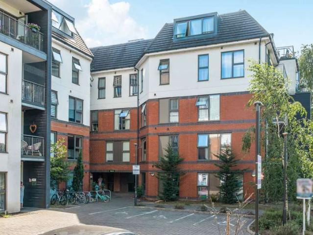 Flat for sale in Hackbridge, Greater London