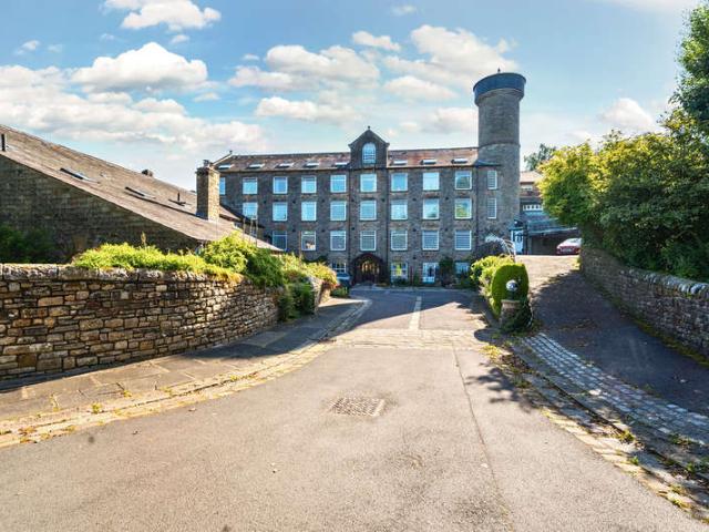 Flat for sale in Caton, Bare