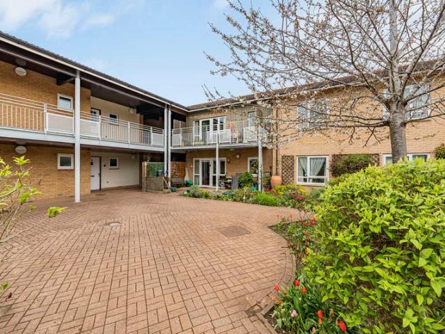 Flat for sale in Denham