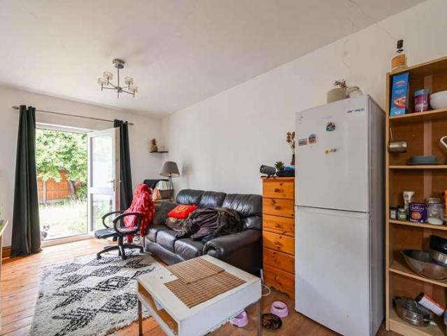 Flat for sale in Wood Green