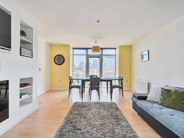 Flat for sale in Sands End, Fulham