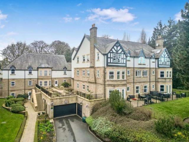 Flat for sale in Oakwood, West Yorkshire