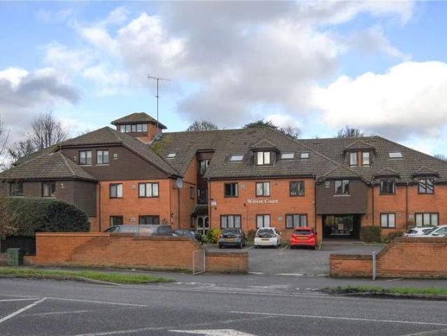 Flat for sale in Emmbrook, Wokingham