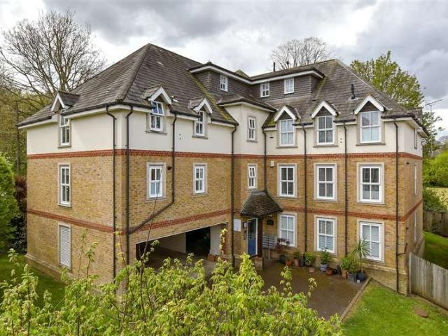 Flat for sale in Beddington, Greater London