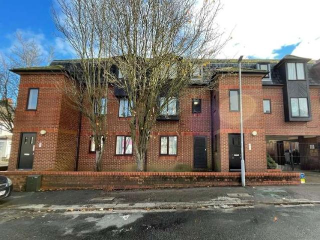Flat for sale in Spring Park, Luton