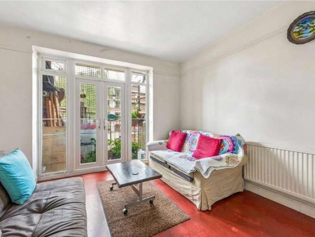 Flat for sale in Stoke Newington, Greater London