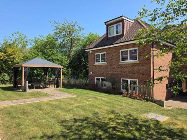 Flat for sale in Oaklands, Fretherne