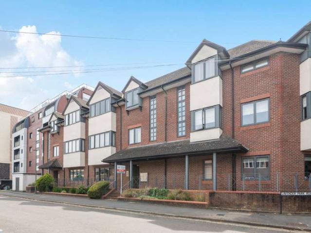 Flat for sale in Woking, Surrey