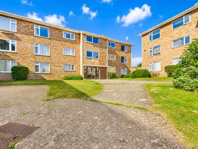Flat for sale in Dee Park, Reading