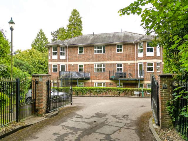 Flat for sale in Ashlyns Estate, Pouchen End
