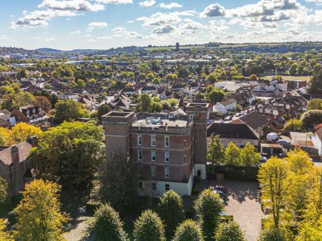 Flat for sale in Stoughton, Guildford