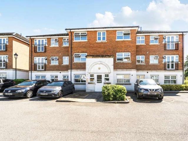 Flat for sale in Mill Hill, Greater London