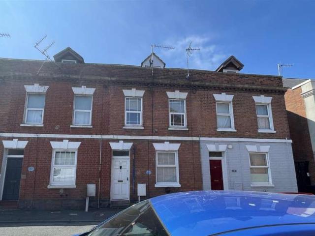 Flat for sale in Kings Barton, Gloucester