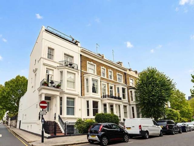 Flat for sale in Earl's Court, Greater London