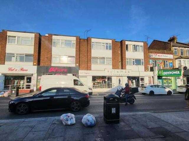 Flat for rent in Loxford, Greater London