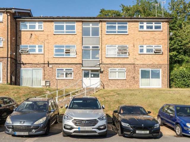 Flat for sale in Hillview, Surrey