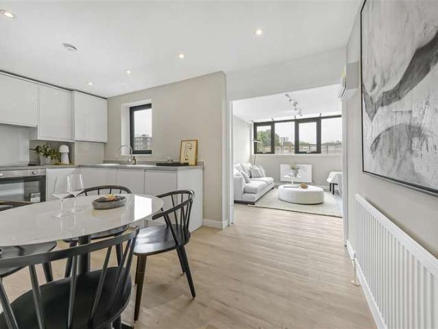 Flat for sale in South Hampstead, Greater London