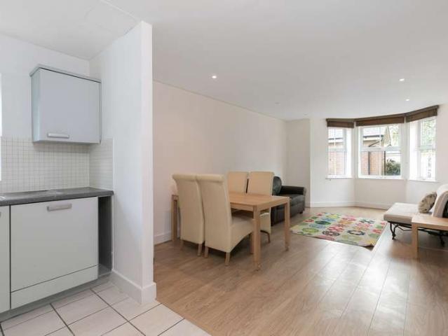Flat for rent in Bellenden, Greater London