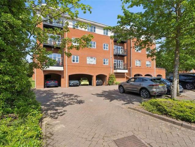 Flat for sale in Upminster, Greater London