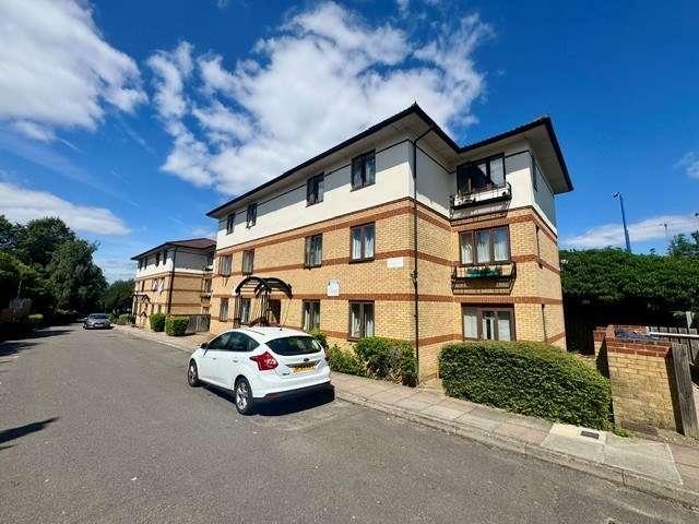 Flat for sale in London Borough of Ealing, Greater London
