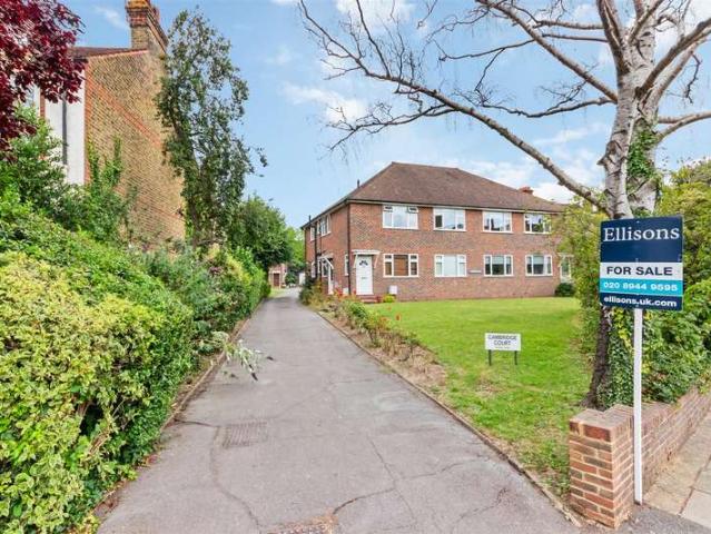 Flat for sale in London Borough of Merton, Raynes Park