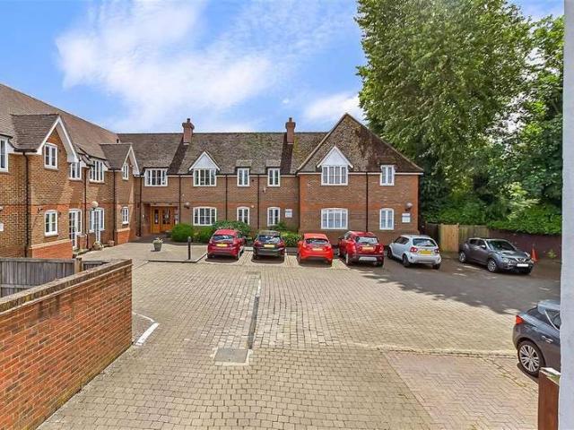 Flat for sale in Romford, Gidea Park
