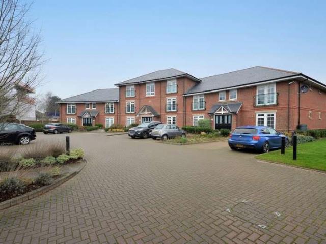 Flat for rent in Row Town, Surrey