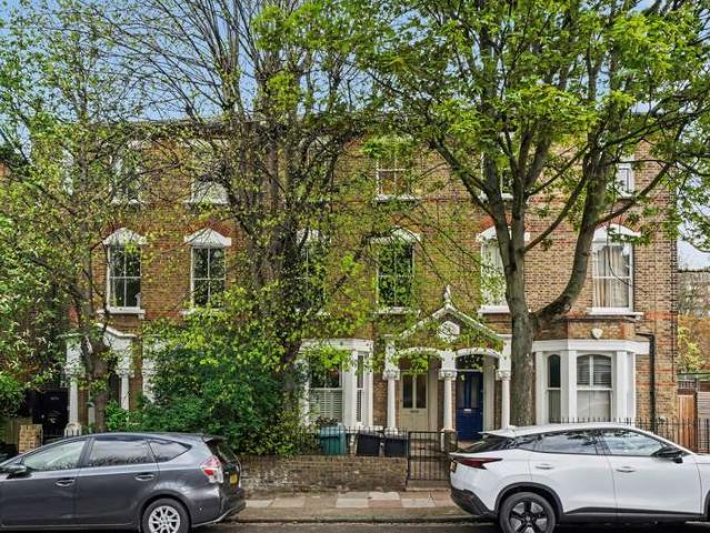 Flat for sale in Finsbury Park, Greater London