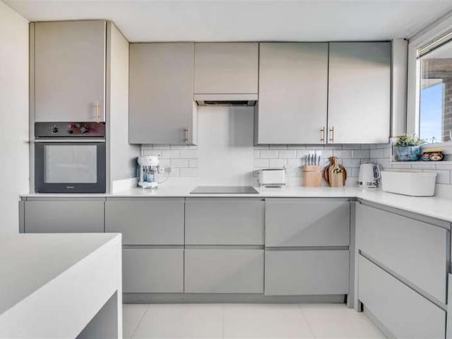 Flat for sale in Brondesbury, Greater London