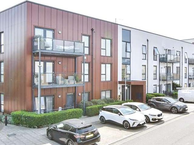 Flat for sale in Harold Wood, Greater London