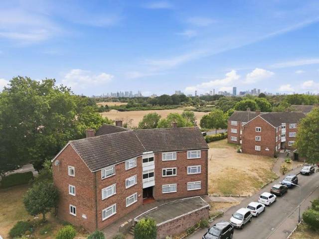 Flat for sale in Aldersbrook, Greater London