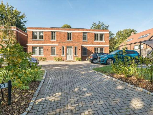 Flat for sale in Heol-las, Surrey