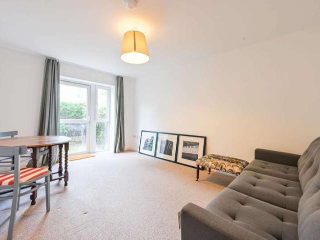 Flat for sale in Isle Of Dogs, Millwall