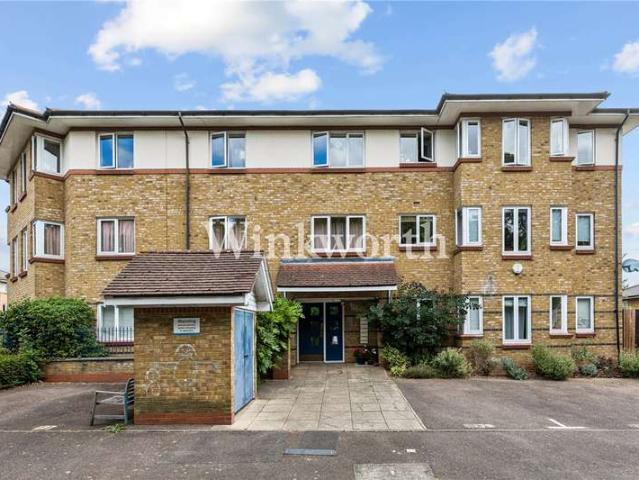 Flat for sale in Brownswood Park, Greater London