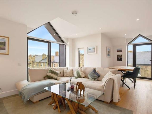 Flat for sale in London Borough of Wandsworth, Greater London